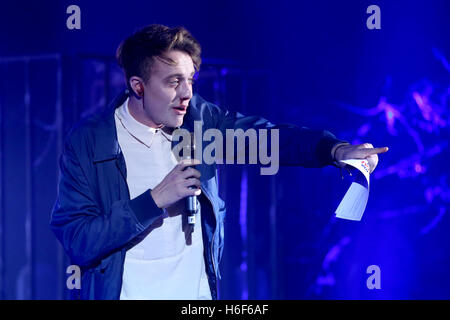 La capitale FM's Roman Kemp durante il Monster Mash Up della capitale FM con Vodafone all'Eventim Apollo, Londra. PREMERE ASSOCIAZIONE foto. Data immagine: Venerdì 28 ottobre 2016. Il credito fotografico dovrebbe essere: Isabel Infantes/PA Wire. Il Monster Mash-Up della capitale con Vodafone si è svolto stasera all'Eventim Apollo di Londra (venerdì 28 ottobre). Il concerto di Halloween ha visto la partecipazione di alcuni dei più famosi artisti, DJ e produttori del mondo, tra cui Clean Bandit e Louisa Johnson, Blonde, Zara Larsson, Sigala e Tinie Tempah, con DJ set di Marvin Humes, Coco Cole e Vodafone Future Breaker Culture Foto Stock