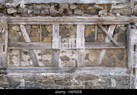 Dettaglio di un'antica opera muraria con mezzo in legno Foto Stock