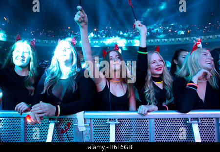 I membri della folla in abiti eleganti durante il Monster Mash Up di Capital FM con Vodafone all'Eventim Apollo di Londra. PREMERE ASSOCIAZIONE foto. Data immagine: Venerdì 28 ottobre 2016. Il credito fotografico dovrebbe essere: Isabel Infantes/PA Wire. Il Monster Mash-Up della capitale con Vodafone si è svolto stasera all'Eventim Apollo di Londra (venerdì 28 ottobre). Il concerto di Halloween ha visto la partecipazione di alcuni dei più famosi artisti, DJ e produttori del mondo, tra cui Clean Bandit e Louisa Johnson, Blonde, Zara Larsson, Sigala e Tinie Tempah, con DJ set di Marvin Humes, Coco Cole e Vodafone Future Brea della capitale Foto Stock