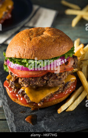 Formaggio di casa Smash Burger con insalata di pomodoro e patate fritte Foto Stock