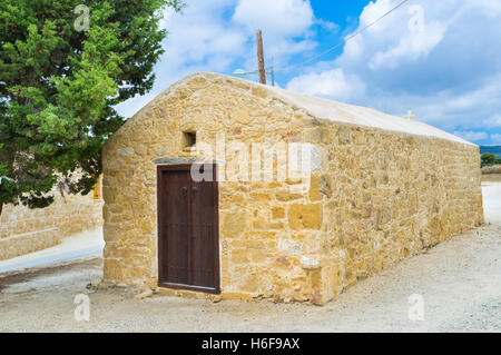 La vecchia cappella di Agios Georgios si trova nello stesso nome sito archeologico, Pegeia, Cipro. Foto Stock