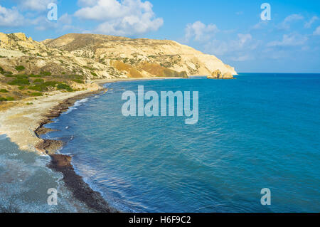 Una delle più belle spiagge di Cipro circondata da rocce bianche con blu brillante mare, Afrodite, porto di Paphos, Cipro Foto Stock