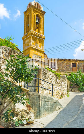 Il St George chiesa situata su di una ripida collina nel villaggio di montagna di Gourri, Cipro. Foto Stock