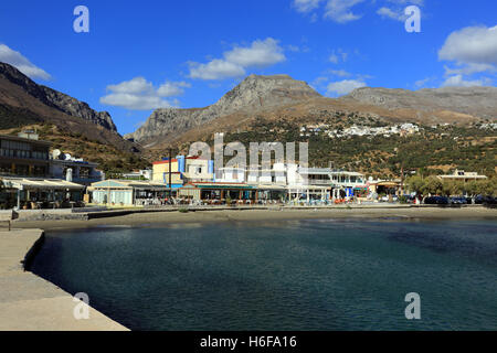 La cittadina di Plakias sulla costa sud di Creta, nella provincia di Rethymno, con la Kotsifou Gorge e il villaggio di montagna o Foto Stock