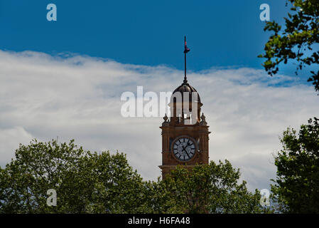 Lo storico orologio analogico da torre a Sydney la stazione ferroviaria centrale in Australia Foto Stock