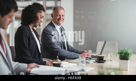 Portando il suo team aziende con positività Foto Stock