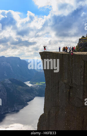 Prekestolen (inglese: pulpito Rock) è una famosa attrazione turistica in Rogaland county, Norvegia Foto Stock