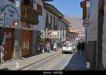 Le strette strade della zona turistica di Cusco il quartiere centrale. Cusco è il luogo di partenza per i visitatori di Machu Picchu. Foto Stock