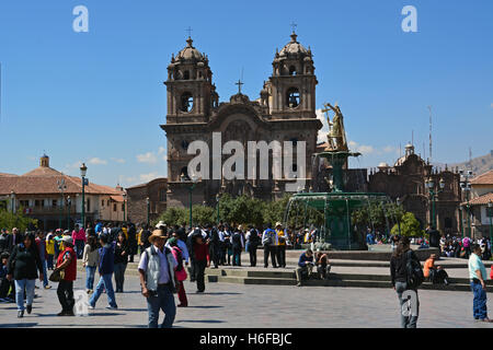 La Plaza de Armas con Pachacuti fontana e La Compania chiesa cattolica è il centro del turismo nella città Inca di Cuzco. Foto Stock