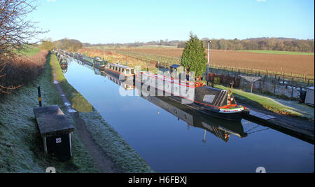 Chiatte o narrowboats ormeggiato a Norbury giunzione sul Shropshire Union Canal Norbury vicino a Stafford Staffordshire England Regno Unito Foto Stock