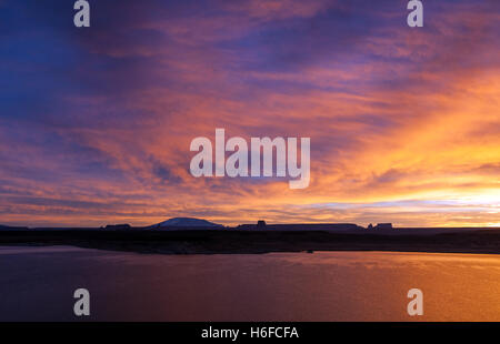 Splendido classico alba sulle colline e il lago Foto Stock