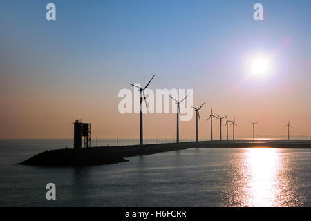 Le turbine eoliche in centrali eoliche sulla diga in Zeebrugge / Zeebruges seaport, Belgio Foto Stock