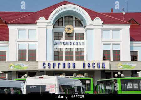 Sergiev Posad - Agosto 10, 2015: la facciata della stazione centrale degli autobus della città di Sergiev Posad vicino a Mosca Foto Stock