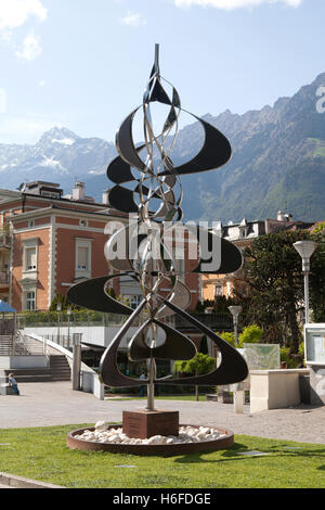 Merano, Italia - maggio 15,2016: scultura davanti della Filarmonica municipio Foto Stock