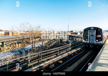 La metropolitana arriva a Broadway stazione di giunzione a Brooklyn, New York. Foto Stock
