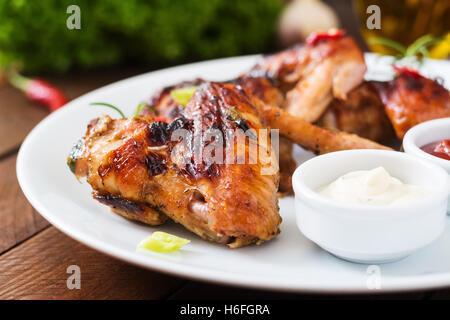 Cotto al forno ali di pollo in stile asiatico sulla piastra. Foto Stock