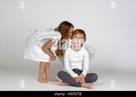 I bambini come angeli di Natale, sussurra all orecchio, Natale, Alta Baviera, Baviera, Germania Foto Stock