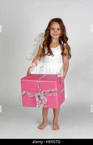 Ragazza come Christmas Angel tenendo presente, Natale, Alta Baviera, Baviera, Germania Foto Stock