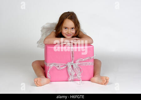 Ragazza come Angelo di Natale con la presente, Natale, Alta Baviera, Baviera, Germania Foto Stock