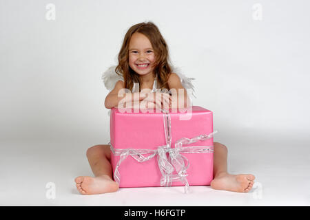 Ragazza come Angelo di Natale con la presente, Natale, Alta Baviera, Baviera, Germania Foto Stock