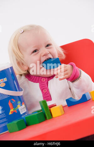 Ragazza giovane giocando con i mattoni Foto Stock