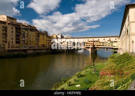 Ponte Vecchio, xiv secolo ponte sopra il fiume Arno, Firenze, Toscana, Italia, Europa Foto Stock