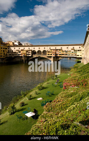 Ponte Vecchio, xiv secolo ponte sopra il fiume Arno, Firenze, Toscana, Italia, Europa Foto Stock