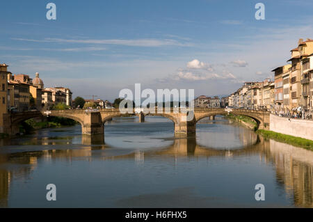 Paesaggio urbano sul fiume Arno con Ponte Santa Trinita, Firenze, Toscana, Italia, Europa Foto Stock