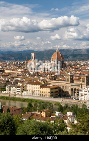 Panorama della città con il Duomo o Santa Maria del Fiore, vista dal monte tutte le Croci, Firenze, Toscana, Italia, Europa Foto Stock