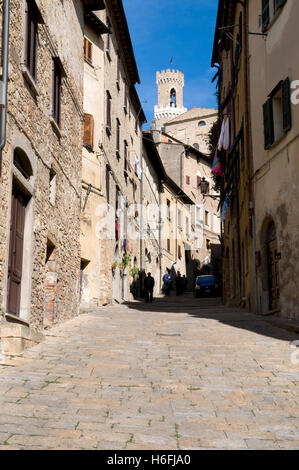 Vicolo nel centro storico della città di Volterra, Toscana, Italia, Europa Foto Stock