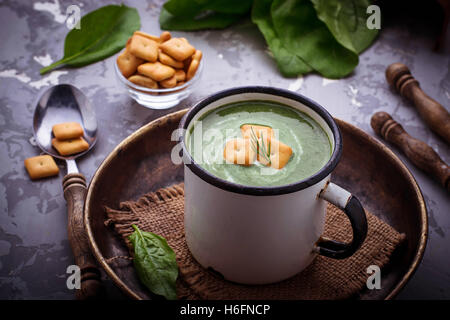 Crema di spinaci zuppa con crostini. Messa a fuoco selettiva Foto Stock