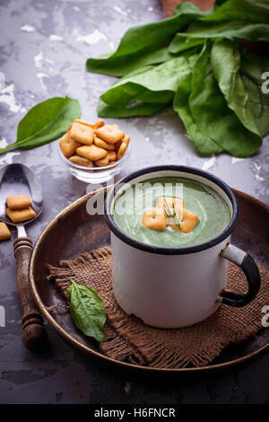 Crema di spinaci zuppa con crostini. Messa a fuoco selettiva Foto Stock