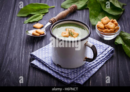 Crema di spinaci zuppa con crostini. Messa a fuoco selettiva Foto Stock