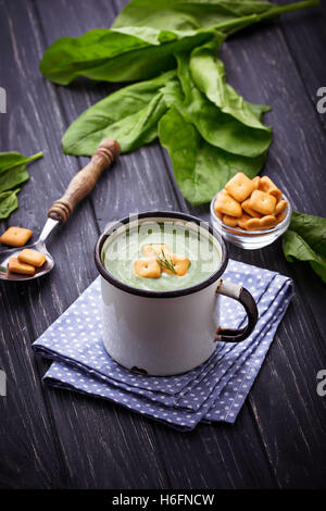 Crema di spinaci zuppa con crostini. Messa a fuoco selettiva Foto Stock