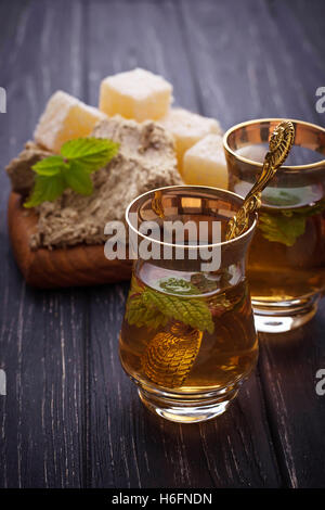 Arabo tè con delizie turche e halva. Messa a fuoco selettiva Foto Stock