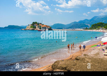 La spiaggia pubblica con la fantastica vista sull'isolotto con un lussuoso complesso alberghiero, Sveti Stefan Montenegro Foto Stock