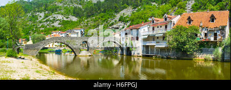 Passeggiando lungo il fiume Crnojevica è facile trovare i fantastici panorami e gustare la deliziosa cittadina di Rijeka Crnojevica, Montenegro. Foto Stock