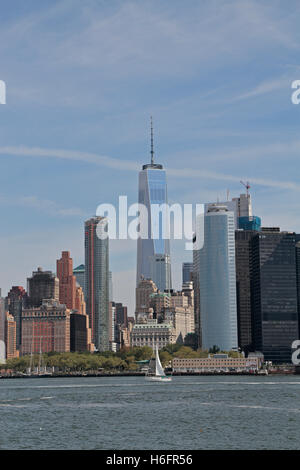 One World Trade Center e il centro di Manhattan visto dal Governors Island, New York, Stati Uniti. Foto Stock