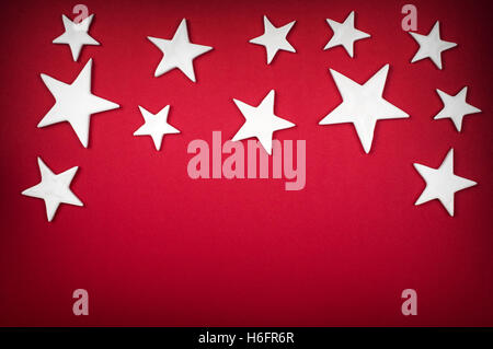 Sfondo di natale - stelle bianche su uno sfondo rosso con copyspace Foto Stock