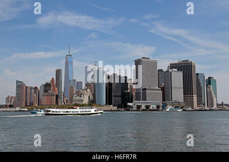 Il centro di Manhattan visto dal Governors Island, New York, Stati Uniti. Foto Stock