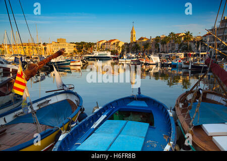 Barche da pesca al porto dei pescatori di Marina, Porto Vecchio. Villaggio di Sanary-sur-Mer. Var reparto, Provence Alpes Cote d Azur Francia Foto Stock