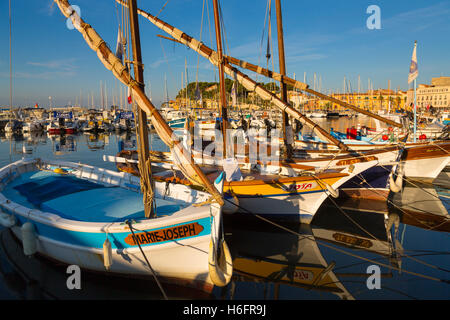 Barche da pesca al porto dei pescatori di Marina, Porto Vecchio. Villaggio di Sanary-sur-Mer. Var reparto, Provence Alpes Cote d Azur Francia Foto Stock