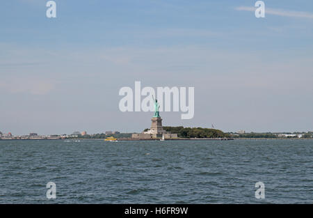 La Statua della Libertà in alto New York Bay, New York, Stati Uniti come visto dal Governors Island. Foto Stock