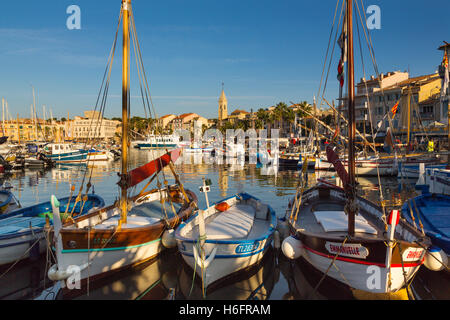 Barche da pesca al porto dei pescatori di Marina, Porto Vecchio. Villaggio di Sanary-sur-Mer. Var reparto, Provence Alpes Cote d Azur Francia Foto Stock