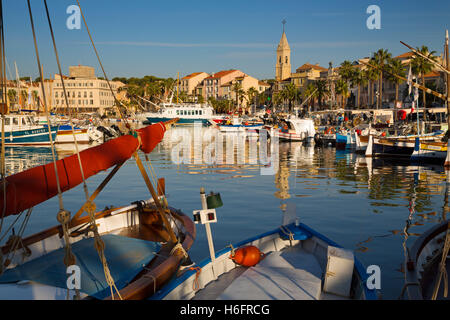 Barche da pesca al porto dei pescatori di Marina, Porto Vecchio. Villaggio di Sanary-sur-Mer. Var reparto, Provence Alpes Cote d Azur Francia Foto Stock