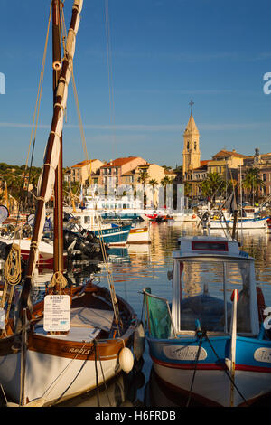 Barche da pesca al porto dei pescatori di Marina, Porto Vecchio. Villaggio di Sanary-sur-Mer. Var reparto, Provence Alpes Cote d Azur Francia Foto Stock