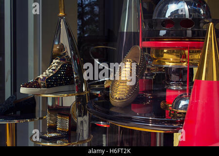 La finestra di visualizzazione in Christian Louboutin boutique in Galerie  Vero-Dodat, Parigi, Francia Foto stock - Alamy