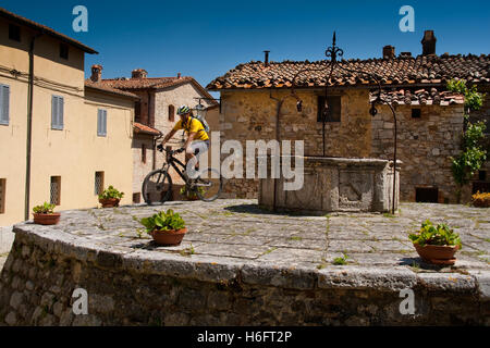 Val d'Orcia, Siena, escursione in mountain bike nelle colline toscane - Piazza della Cisterna con il suo antico pozzo, Rocca d'Orcia Foto Stock