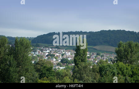 Guardando ad ovest attraverso le case di Sidmouth per una zona di cintura verde sul lato della Sid Valley a Sidmouth, nel Devon, 2016 Foto Stock