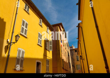 Centro storico villaggio di Saint Tropez. Var reparto, Provence Alpes Côte d'Azur. Riviera francese. Mare Mediterraneo Francia Foto Stock